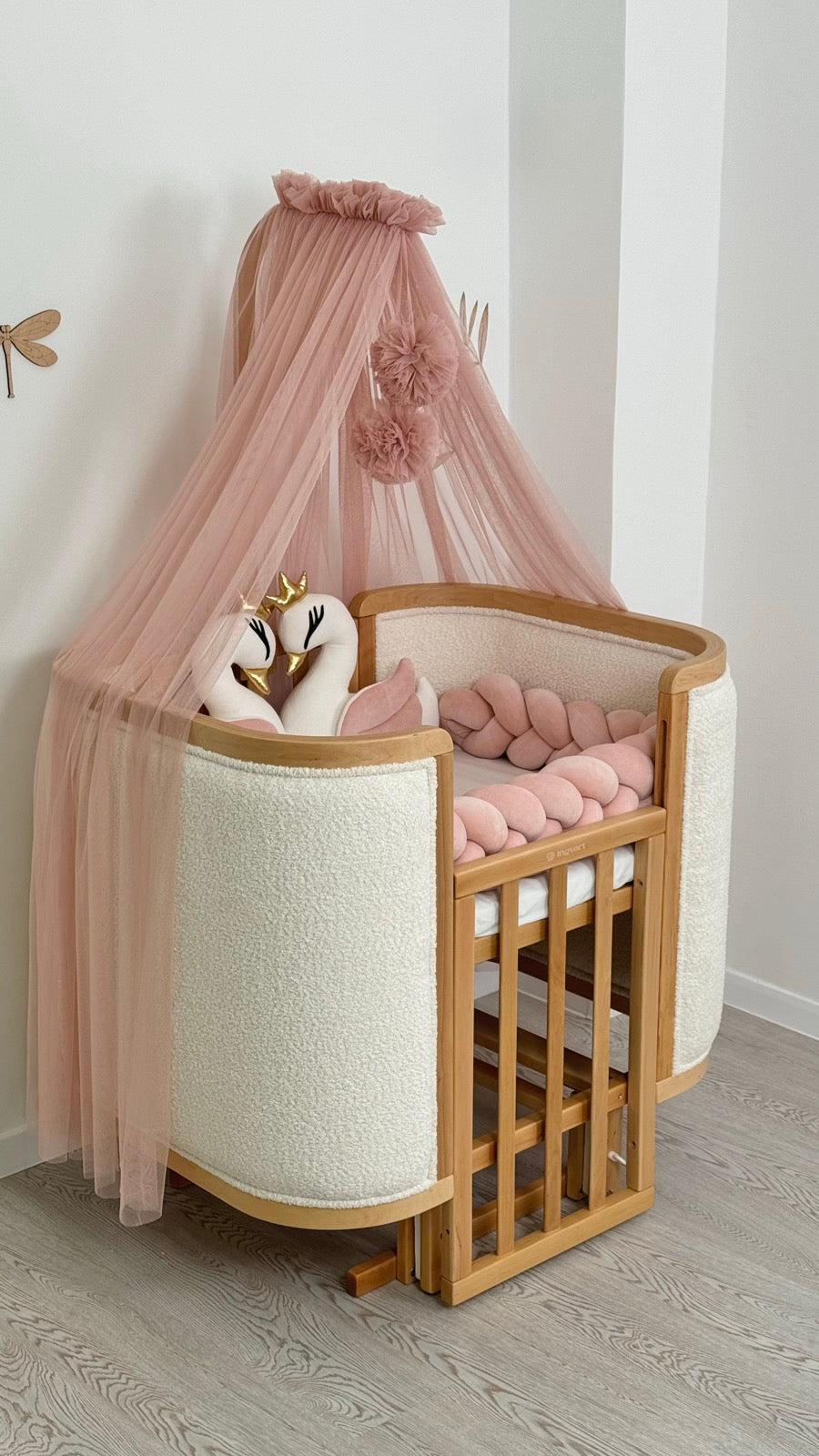 Cuna Boho Bouclé natural - con dosel rosa